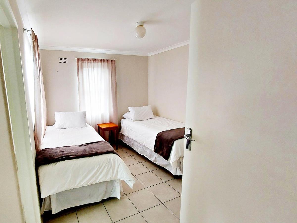 Broadway Self Catering Apartments Durbanville Esterno foto