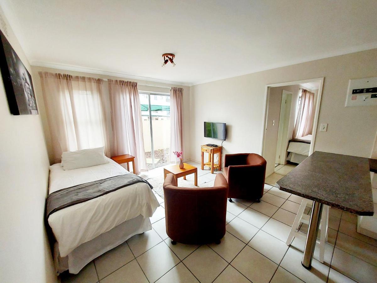 Broadway Self Catering Apartments Durbanville Esterno foto