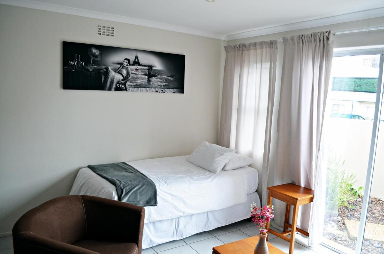 Broadway Self Catering Apartments Durbanville Esterno foto